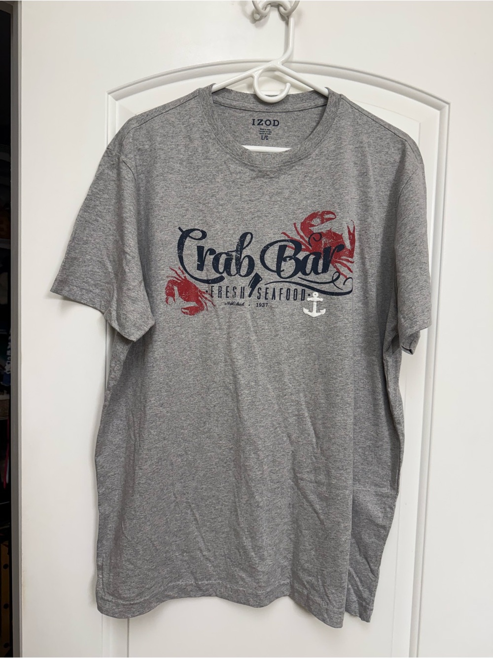 Izod Gray Short-Sleeve 'Crab Bar' Graphic Tee with Red & Navy Accents